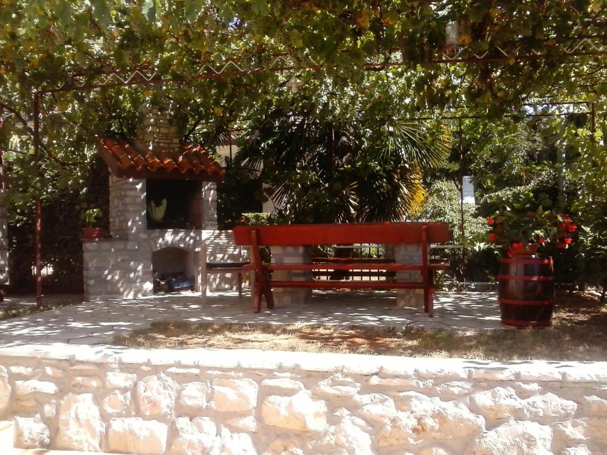 Apartman Sole Daire Karigador Dış mekan fotoğraf